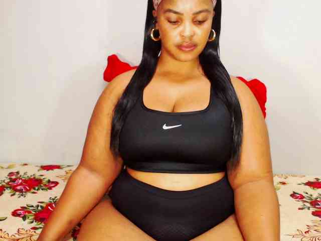 DivineBootyxxx webcam