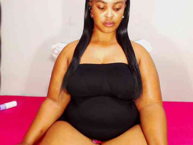 DivineBootyxxx webcam