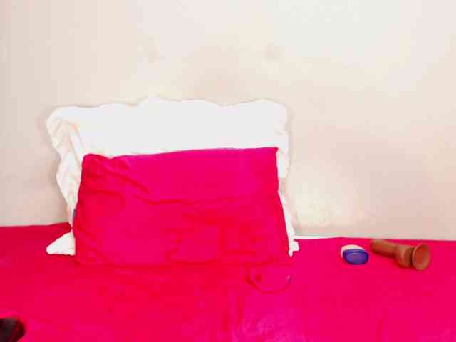 DivineBootyxxx webcam