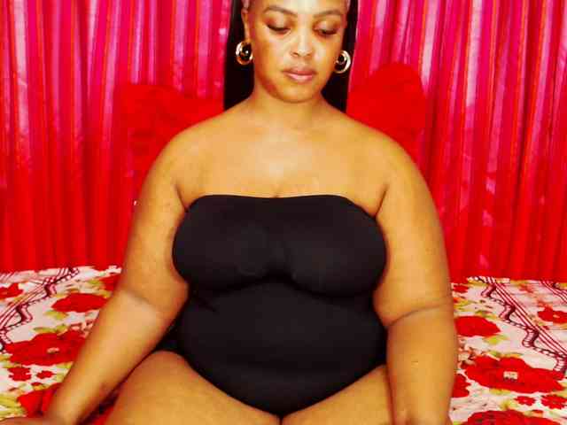 DivineBootyxxx webcam