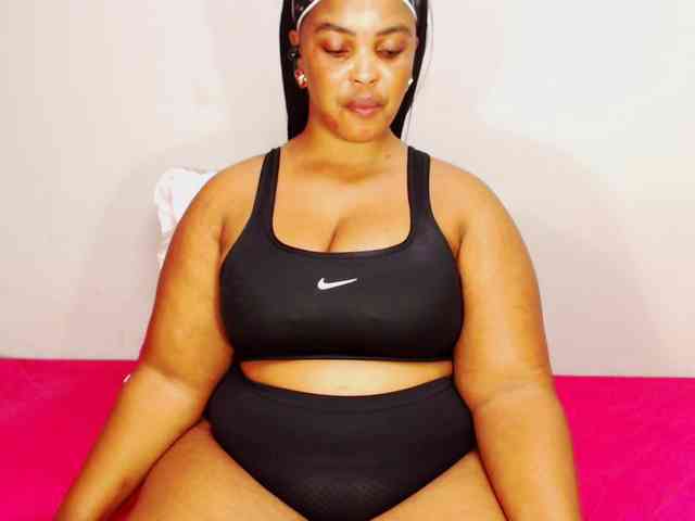 DivineBootyxxx webcam