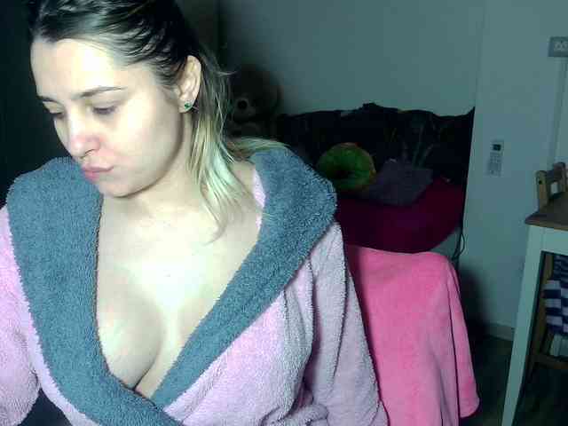 BlondyMira webcam