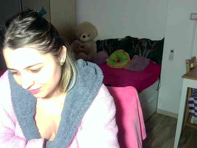 BlondyMira webcam