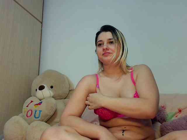 BlondyMira webcam