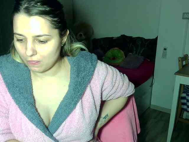 BlondyMira webcam