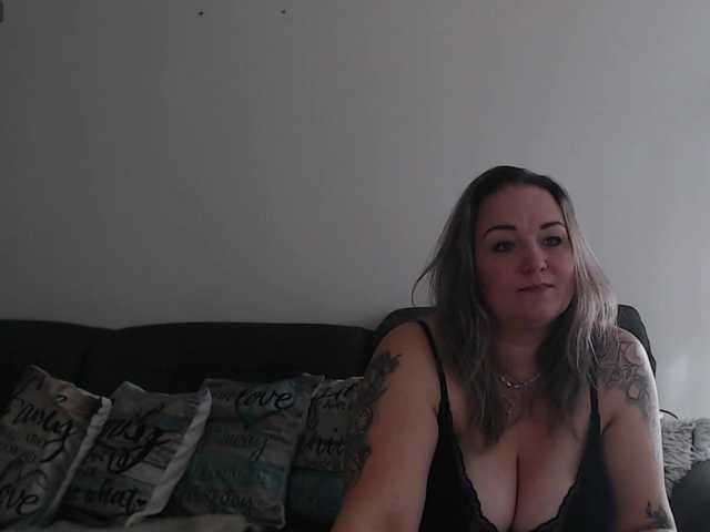 Weronique broadcasting live