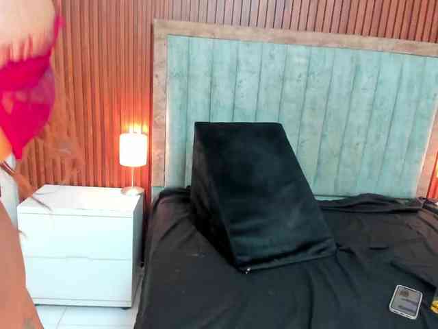 Arianaa-Cooper webcam