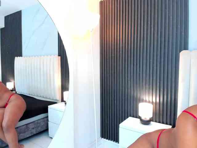 Arianaa-Cooper webcam