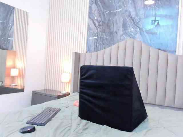 Arianaa-Cooper webcam