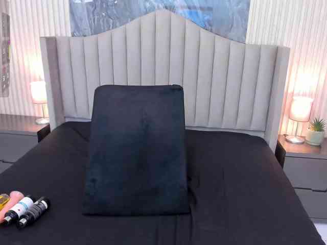 Arianaa-Cooper webcam