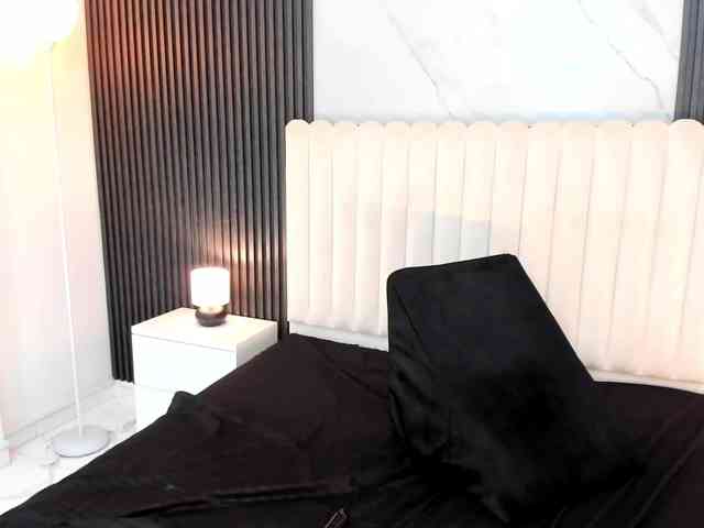 Arianaa-Cooper webcam