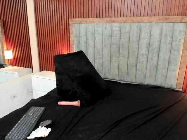 Arianaa-Cooper webcam