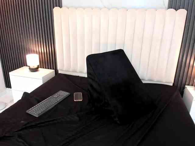 Arianaa-Cooper webcam