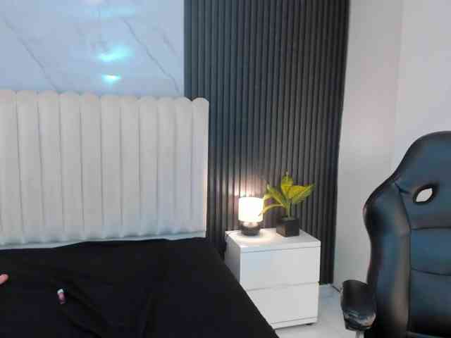 Arianaa-Cooper webcam