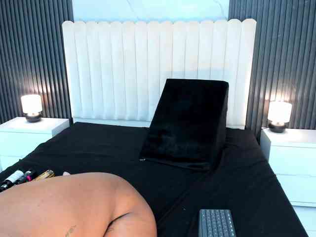 Arianaa-Cooper webcam