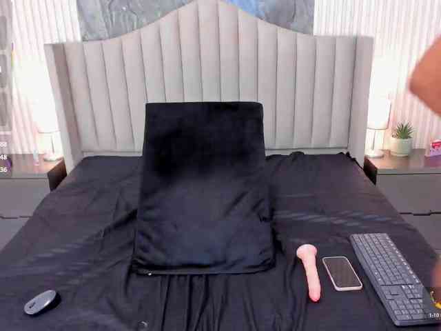 Arianaa-Cooper webcam