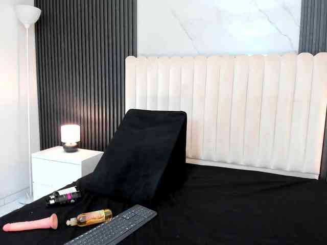 Arianaa-Cooper webcam