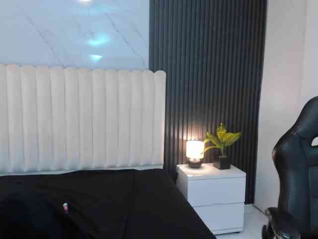 Arianaa-Cooper webcam