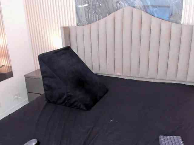 Arianaa-Cooper webcam