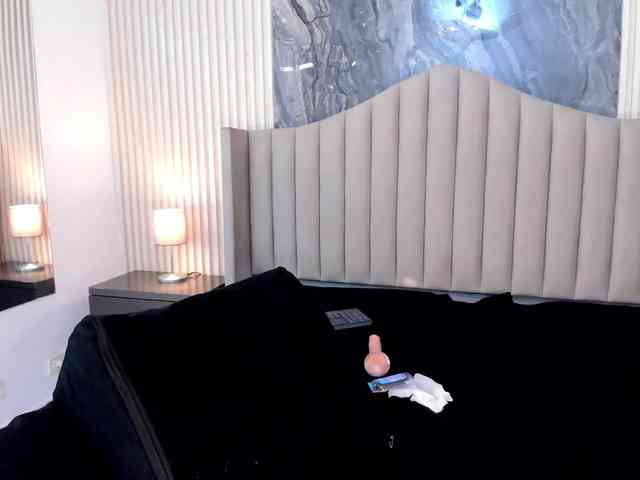 Arianaa-Cooper webcam