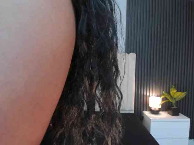 Arianaa-Cooper webcam