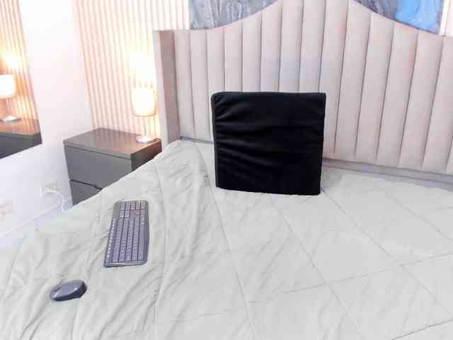 Arianaa-Cooper webcam