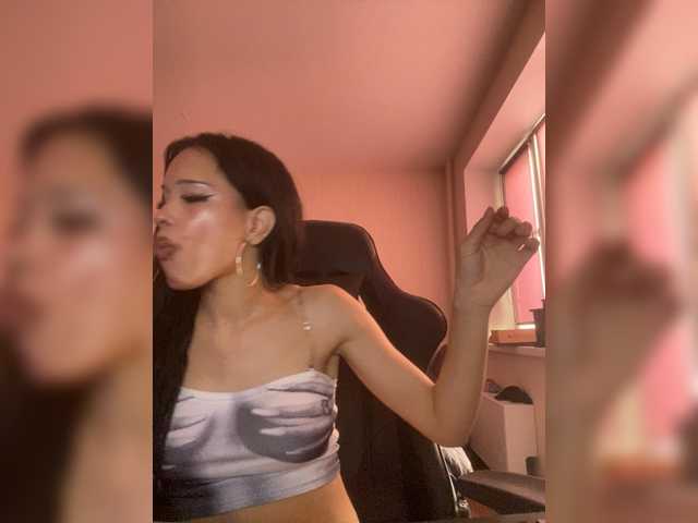 Gloria8's BongaCams show and profile