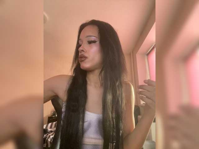 Gloria8's BongaCams show and profile