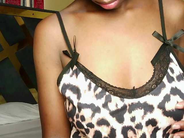 le modèle cuteone2 est en webcam porno dans un show sur le site bongacams, il possède les tags suivants: Ebony,Brunette,Trimmed