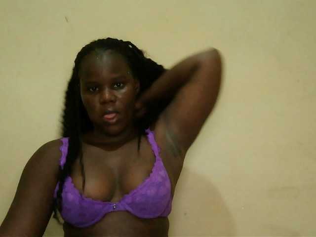 Cute-latifah webcam bongacams model stream image