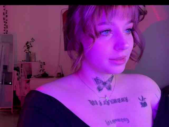 CarlottaMilam webcam