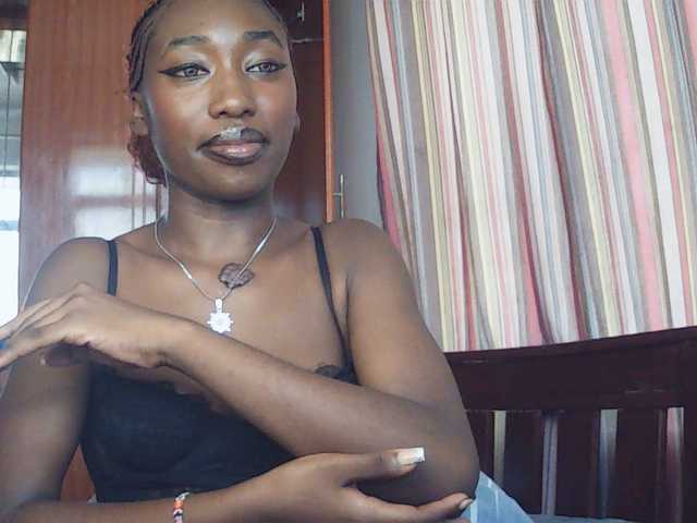 LeylieCandy's BongaCams show and profile