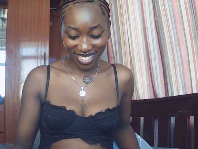 LeylieCandy's BongaCams show and profile