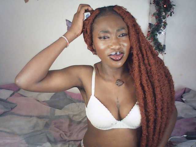 LeylieCandy's BongaCams show and profile