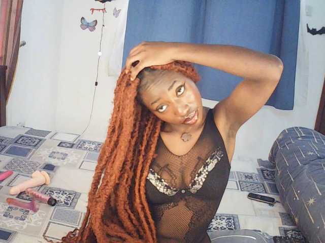 LeylieCandy's BongaCams show and profile