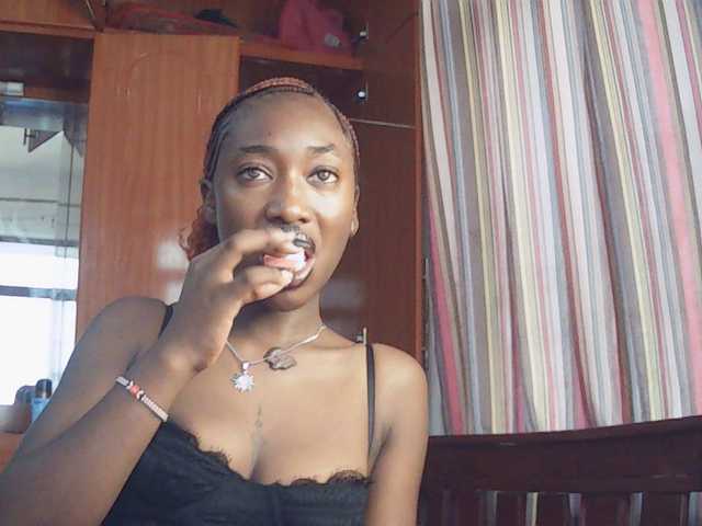 LeylieCandy's BongaCams show and profile