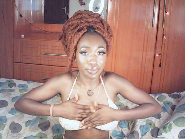 LeylieCandy's BongaCams show and profile