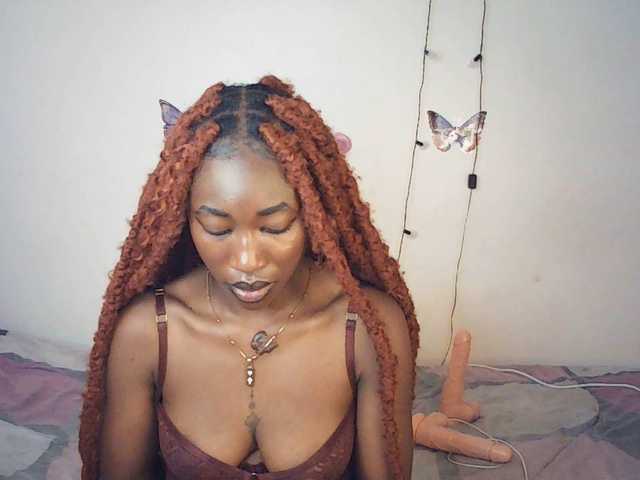 LeylieCandy's BongaCams show and profile