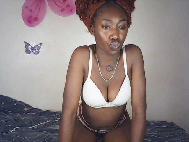 LeylieCandy's BongaCams show and profile