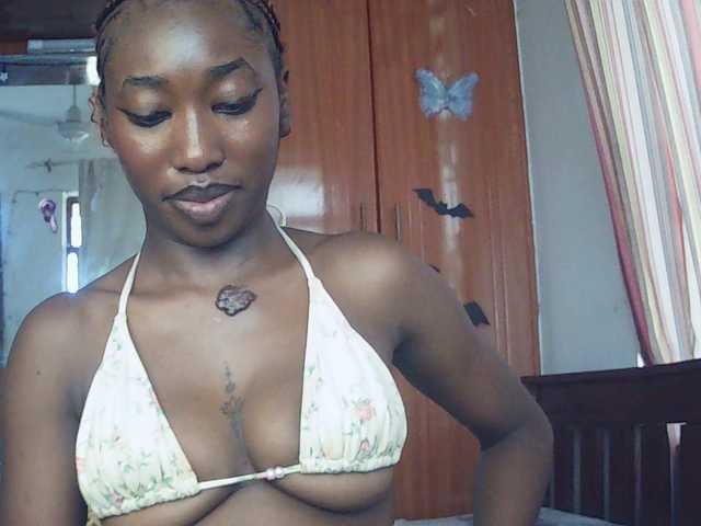 LeylieCandy's BongaCams show and profile