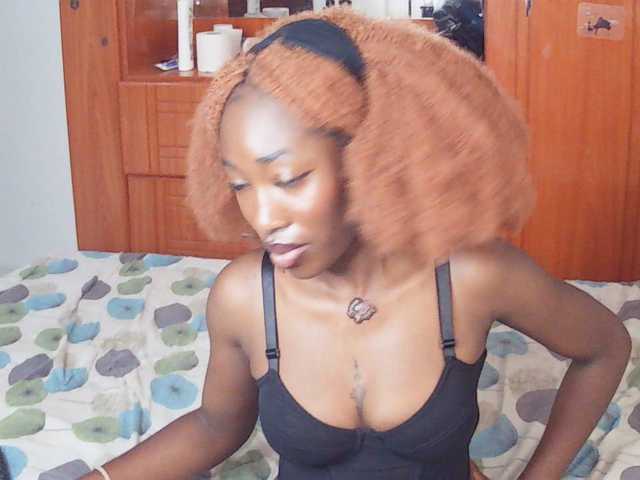 LeylieCandy's BongaCams show and profile