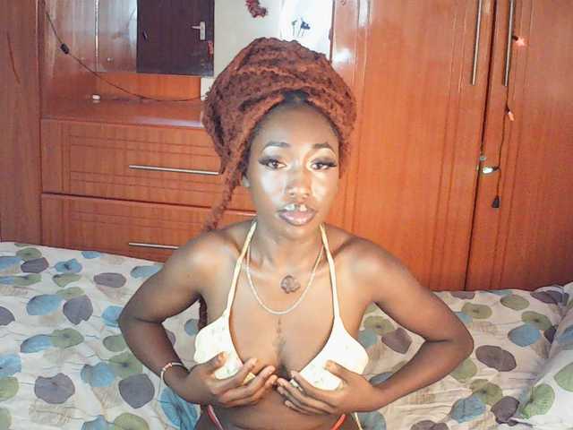 LeylieCandy's BongaCams show and profile