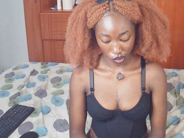 LeylieCandy's BongaCams show and profile