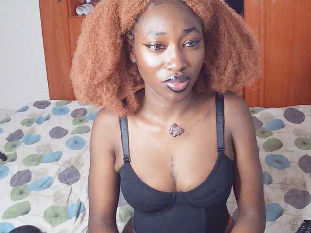 LeylieCandy's BongaCams show and profile