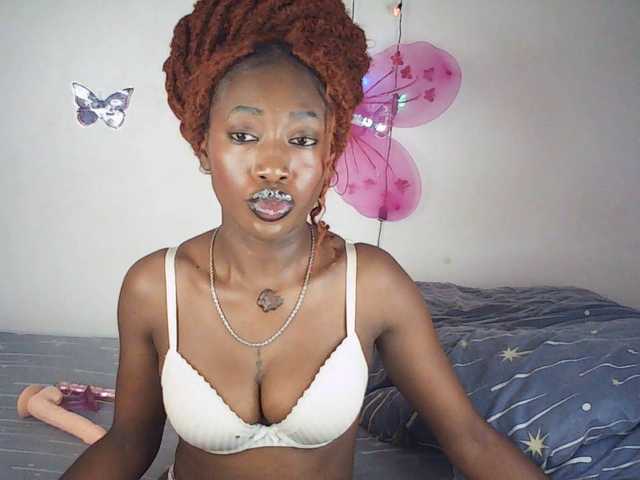 LeylieCandy's BongaCams show and profile