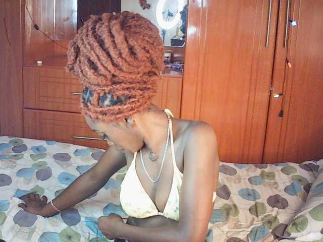 LeylieCandy's BongaCams show and profile