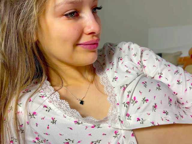 cute-honey broadcasting live