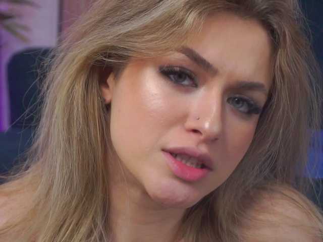 NayaQuinn's BongaCams show and profile