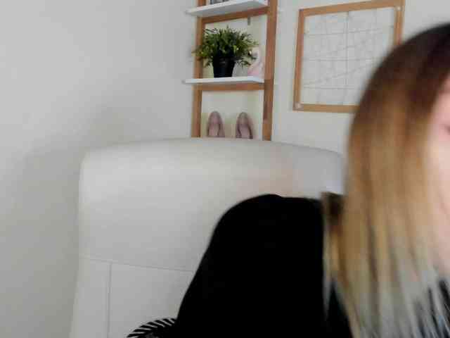 AngelaLux webcam