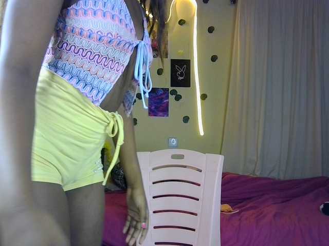 le modèle Ambrosiana est en webcam porno dans un show sur le site bongacams, il possède les tags suivants: Ebony,Blonde,Trimmed